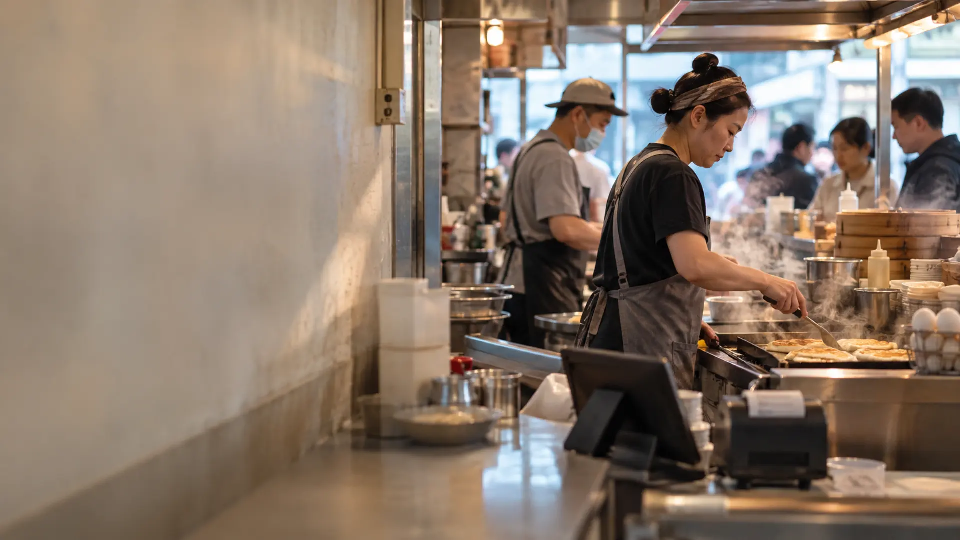 早餐店櫃台與工作人員備餐,情境示意